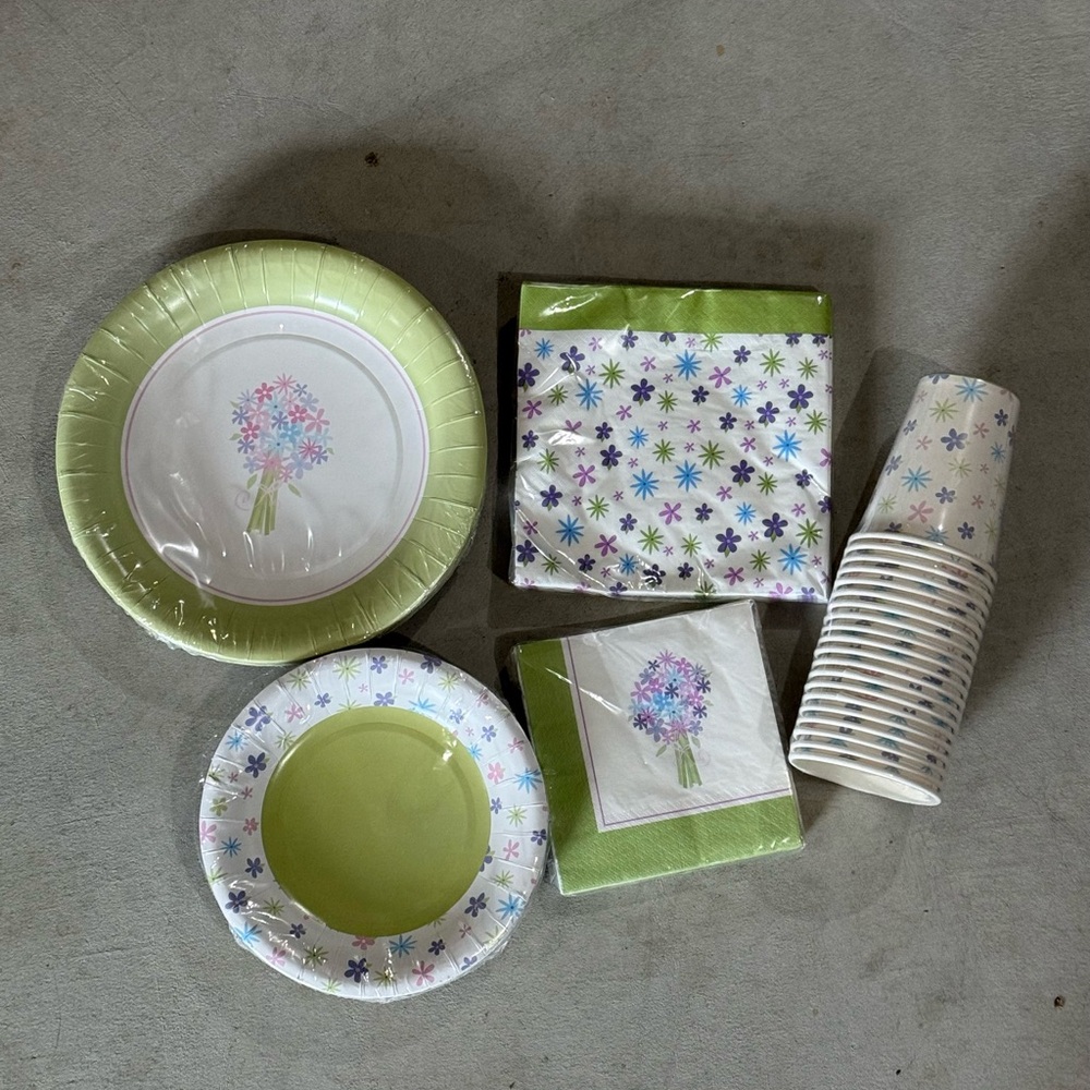 NEW flower bouquet paper plates, napkins & cups 20 count each